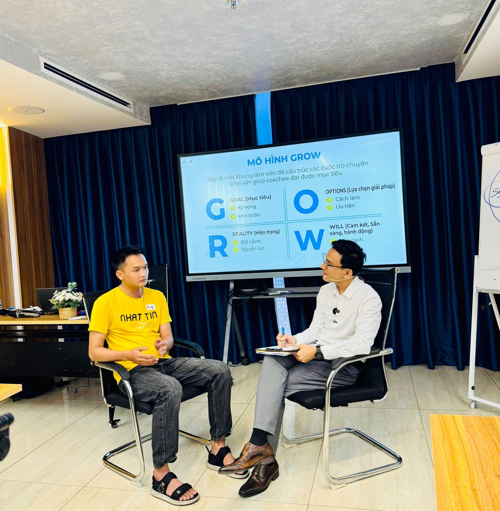 Học viên Nhất Tín Logistics ngồi đối diện trainer trong phiên coaching mẫu