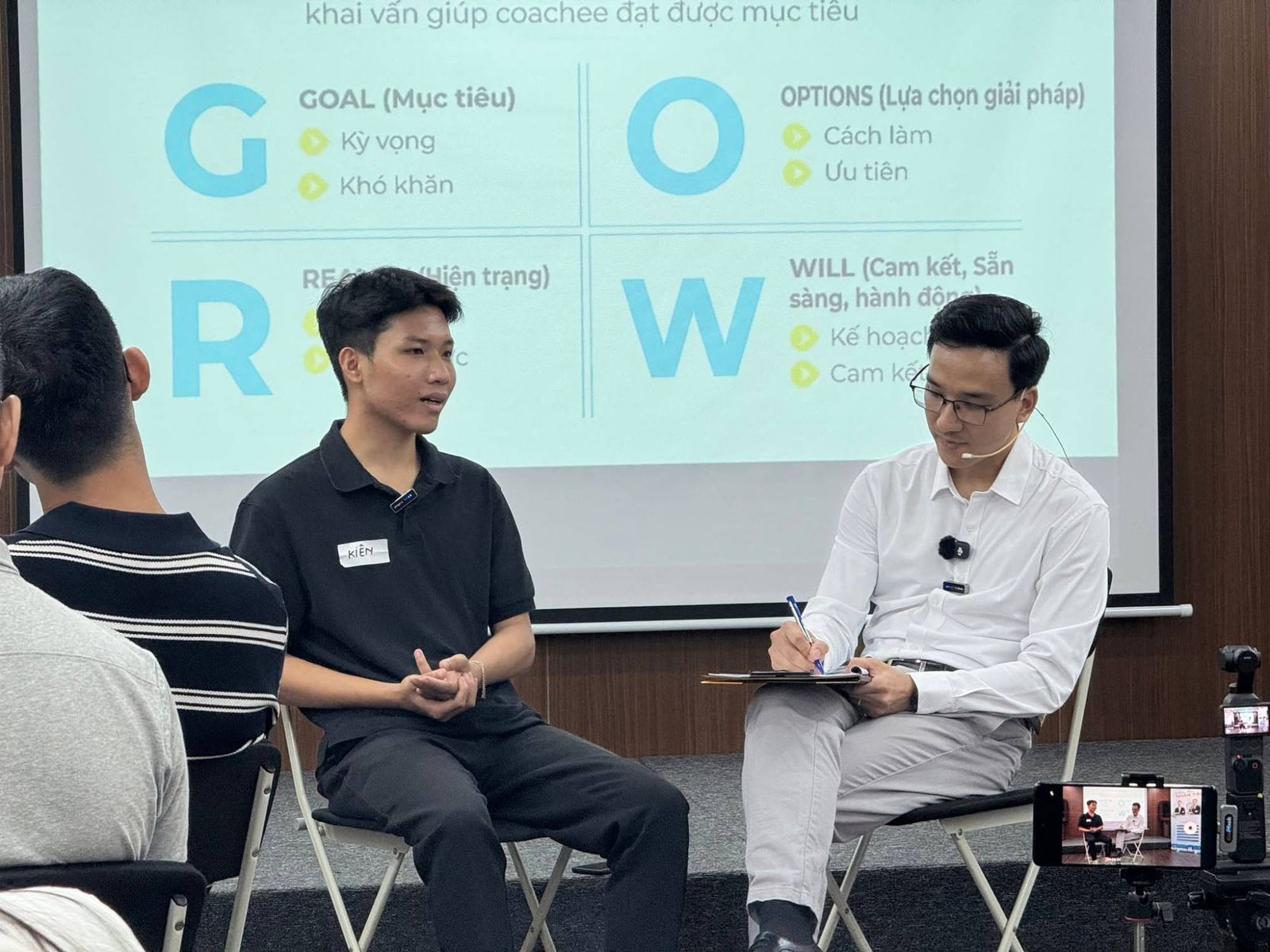 Trainer Nguyễn Anh Việt coaching một học viên theo mô hình GROW ngay tại lớp