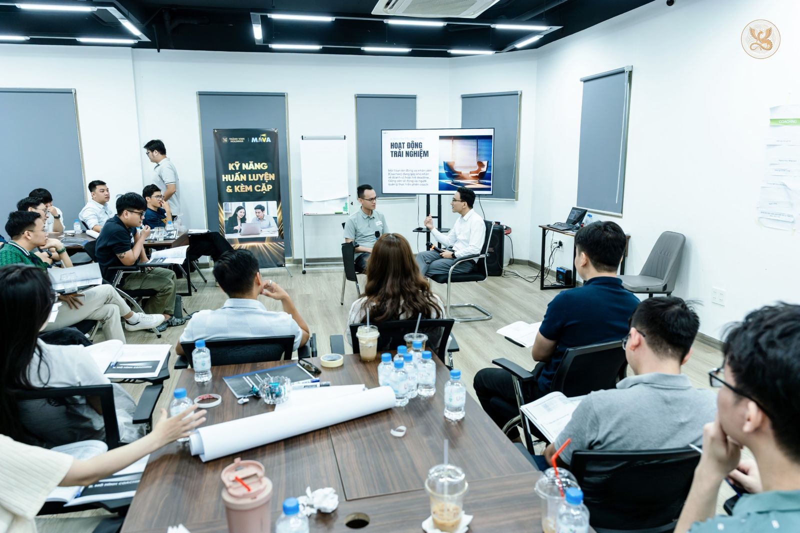 Cả lớp Thành Vinh Holdings quan sát một phiên coaching mẫu