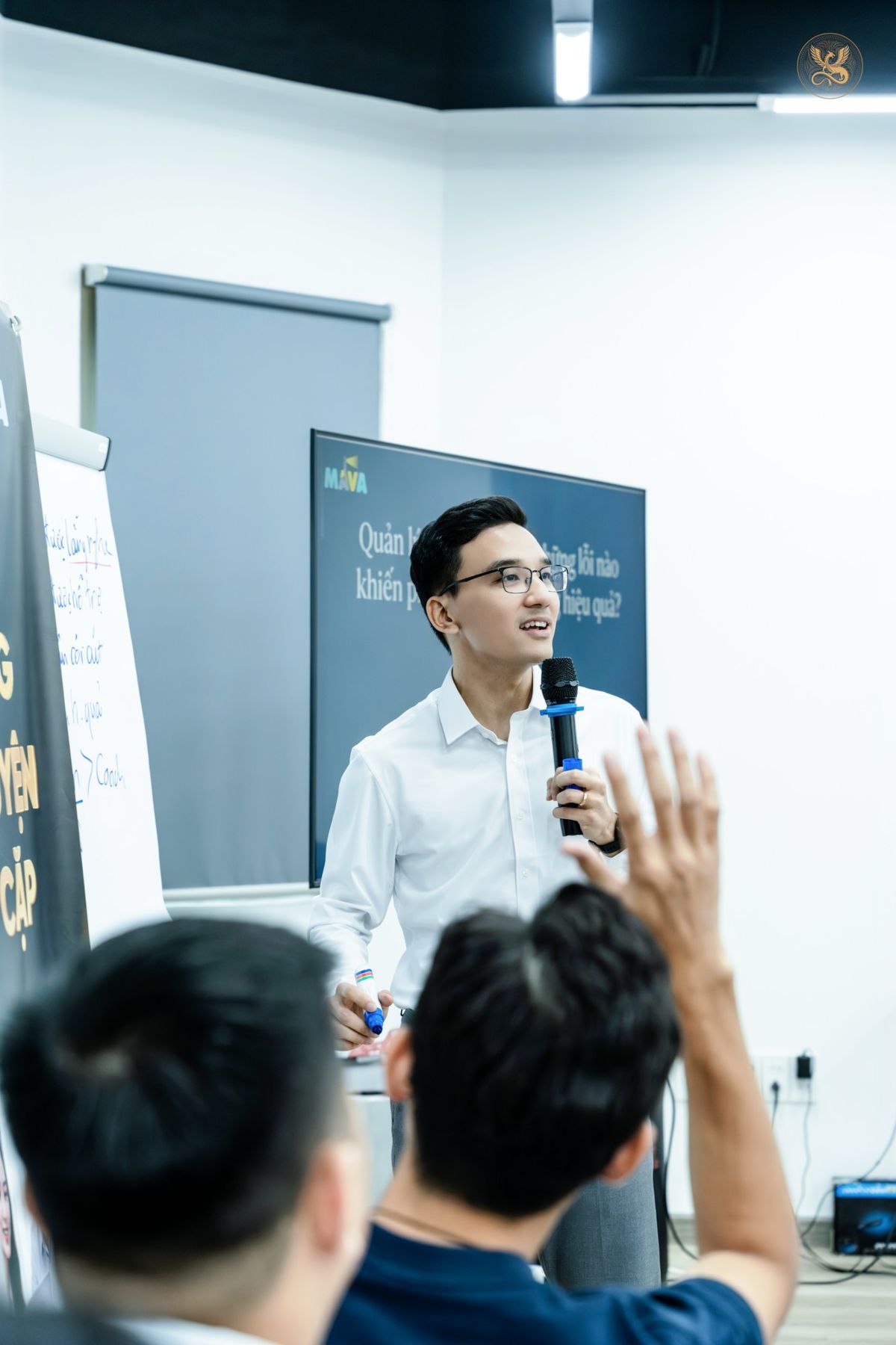 Trainer Nguyễn Anh Việt đứng lớp, học viên giơ tay phát biểu
