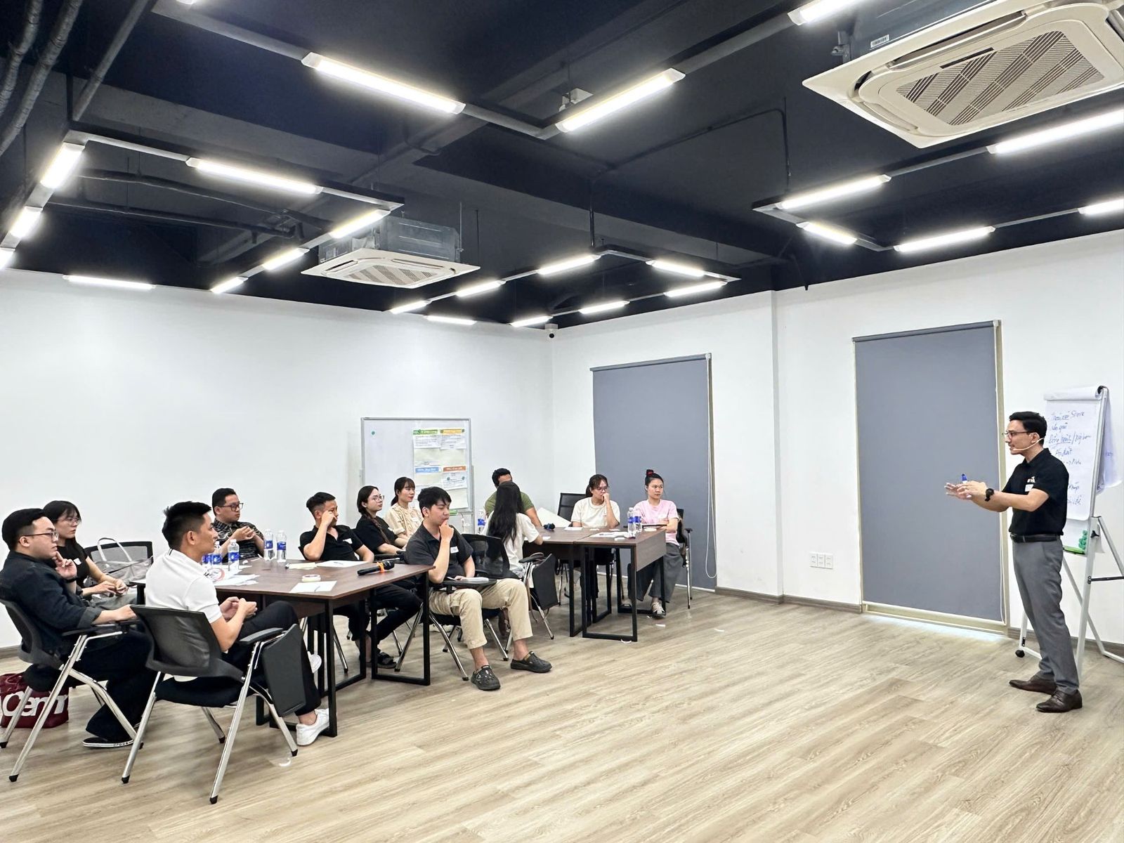 Học viên lắng nghe trainer trong một lớp kỹ năng huấn luyện