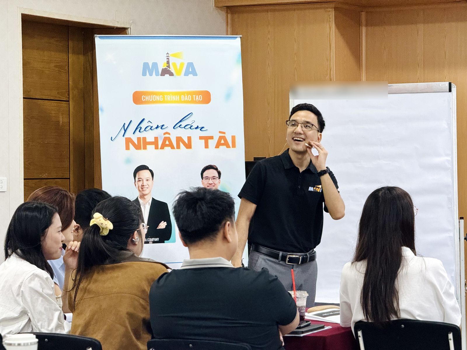 Trainer Nguyễn Anh Việt đứng lớp chương trình Nhân bản Nhân tài